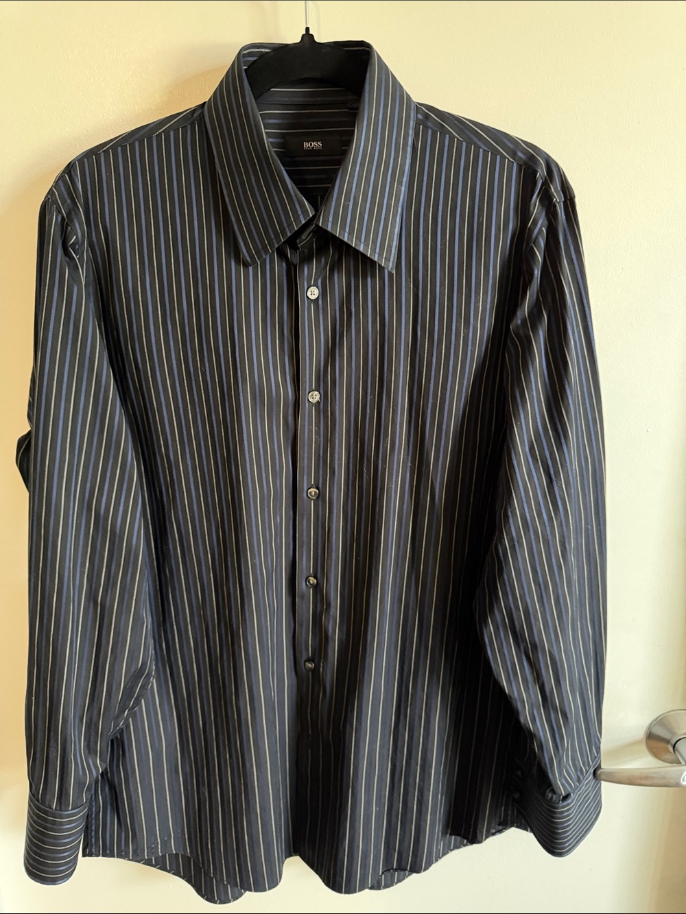 BOSS Black Dress Shirt with Blue and White Pinstripes Sz 16 1/2 32/33 Exc cond